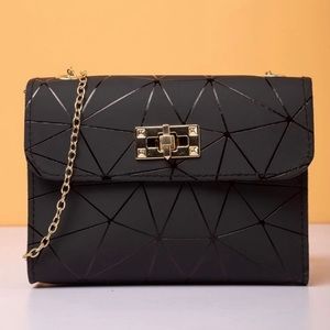Twist lock geometric pattern purse